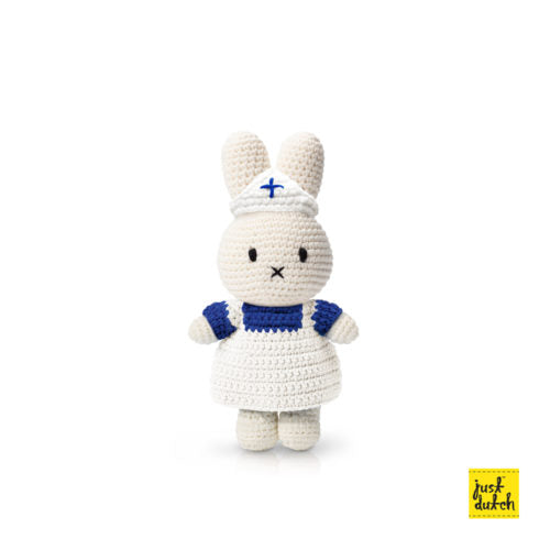 Miffy et son uniforme blanc