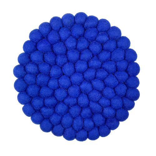 Vilten bolletjes onderzetter in de kleur electric blue ofwel felblauw
