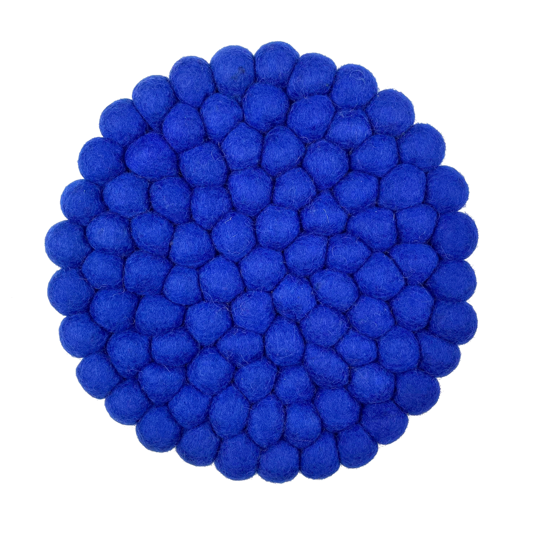 Vilten bolletjes onderzetter in de kleur electric blue ofwel felblauw