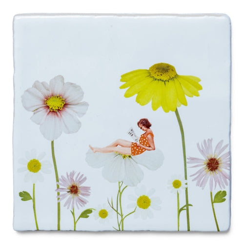 StoryTile Surrounded by flowers. Op deze decoratietegel zit een vrouw te lezen op een bloem, tussen de bloemen. ze draag een zomers oranje jurkje. 