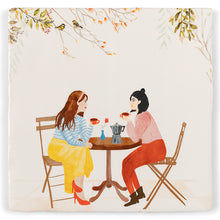 Afbeelding in Gallery-weergave laden, StoryTile Koffietijd. Op deze tegel staat een afbeelding van twee vrouwen die gezellig samen koffiedrinken. Ze zitten aan een tafeltje en kletsen samen. 
